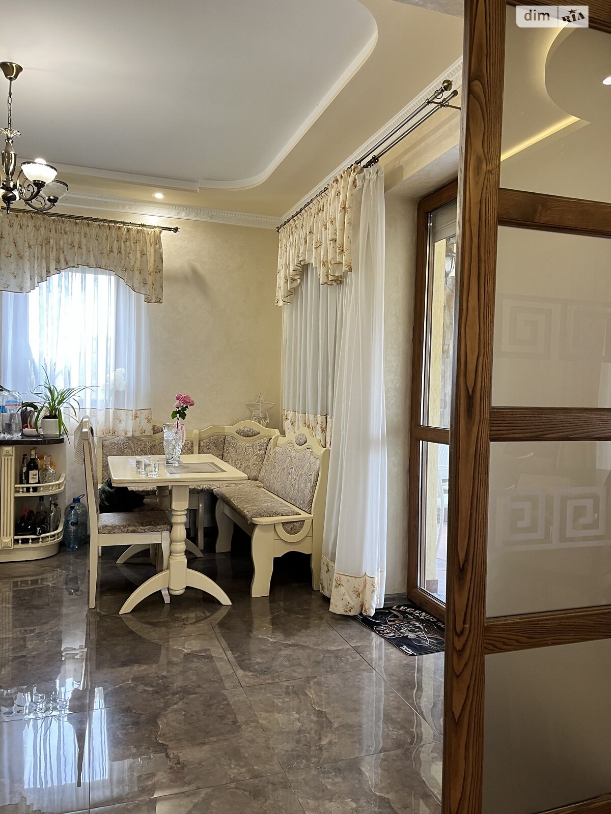 двоповерховий будинок з гаражем, 268 кв. м, цегла. Здається помісячно в Ужгороді, в районі Садовий фото 1 двопроверховий будинок з гаражем, 268 кв. м, цегла. Здається помісячно в Ужгороді, в районі Садовий фото 1