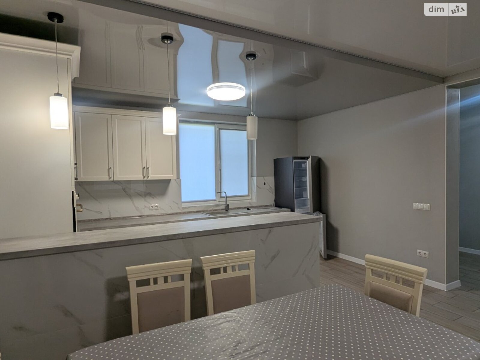 одноэтажный дом с гаражом, 140 кв. м, кирпич. Сдается помесячно в Ужгороде, в районе Табла-1 фото 1