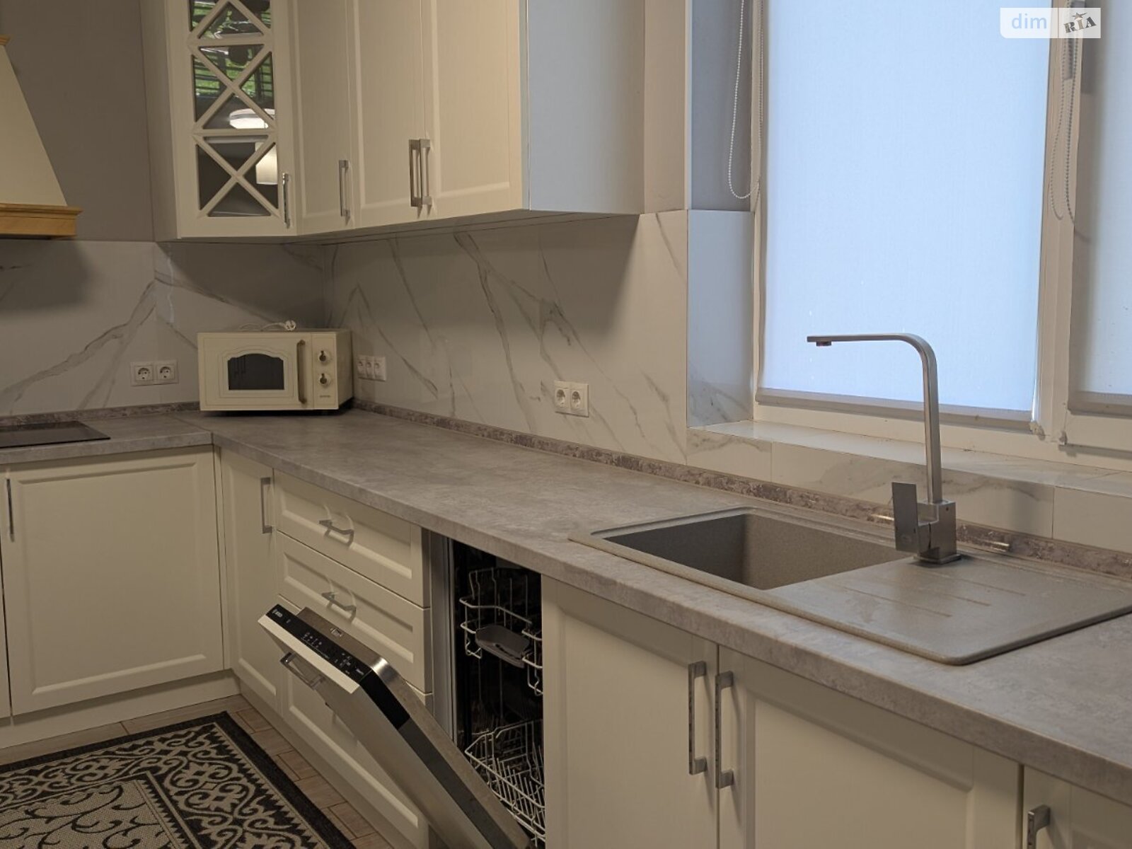 одноэтажный дом с гаражом, 140 кв. м, кирпич. Сдается помесячно в Ужгороде, в районе Табла-1 фото 1