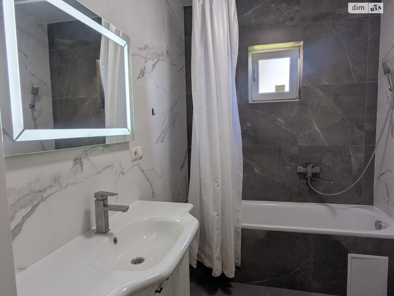 одноэтажный дом с гаражом, 140 кв. м, кирпич. Сдается помесячно в Ужгороде, в районе Табла-1 фото 1