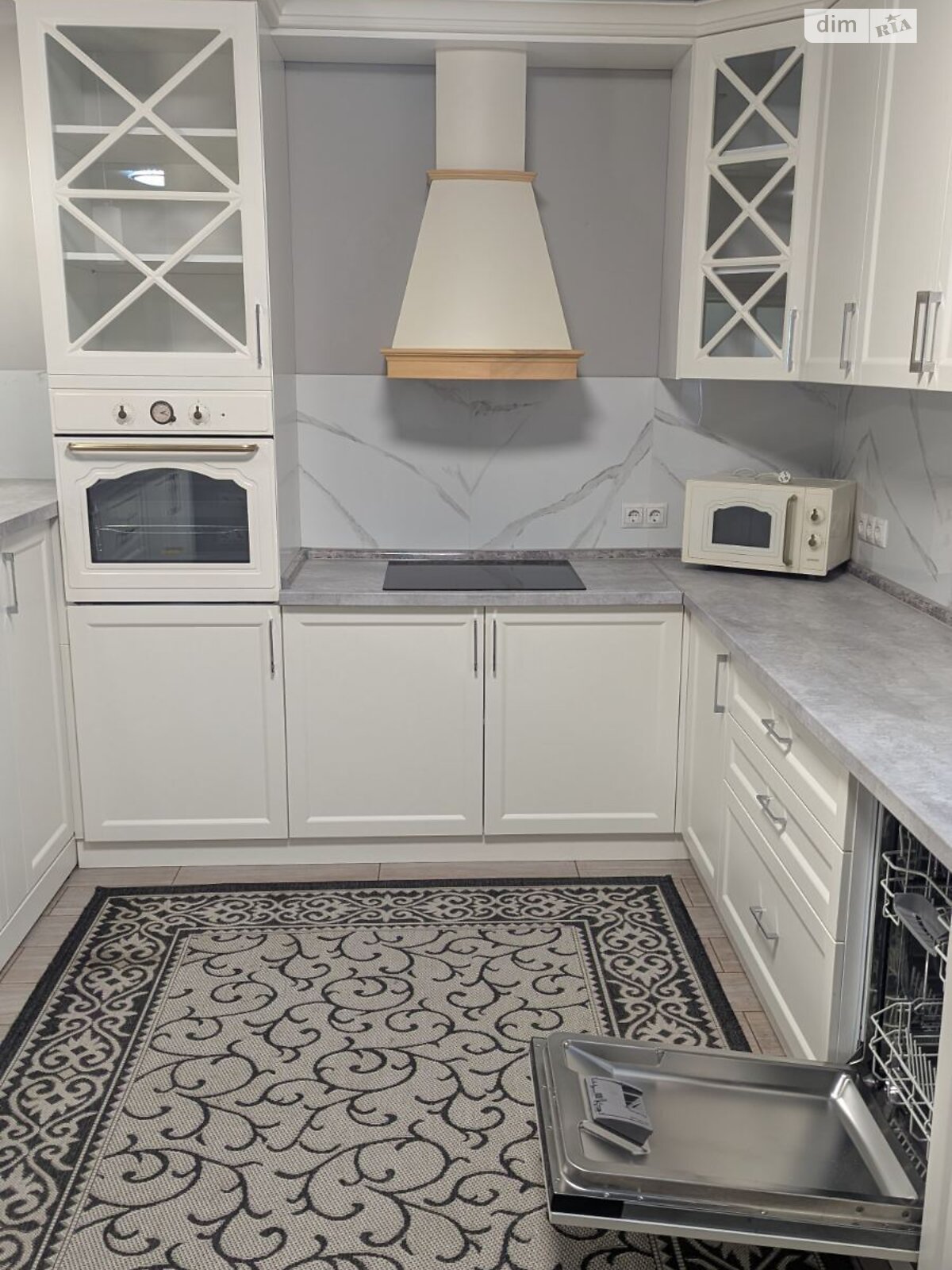 одноэтажный дом с гаражом, 140 кв. м, кирпич. Сдается помесячно в Ужгороде, в районе Табла-1 фото 1