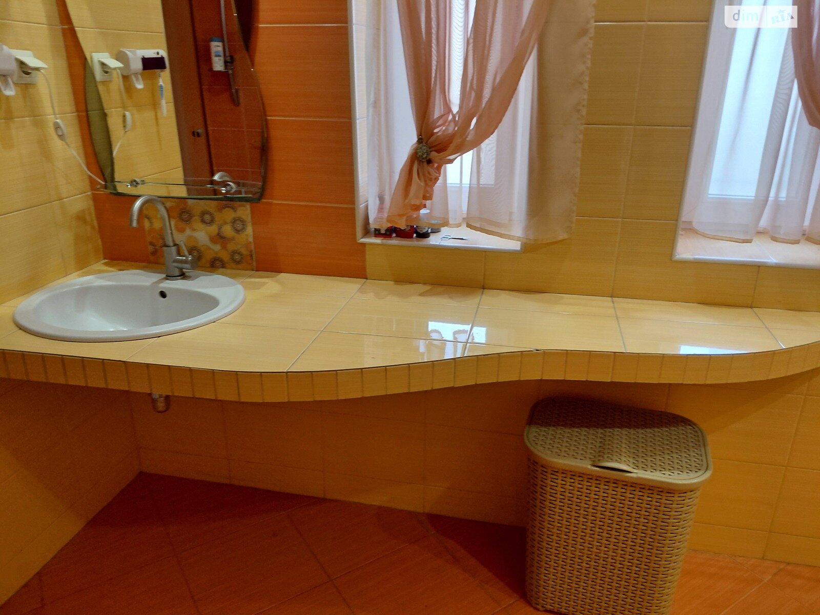 двухэтажный дом с гаражом, 290 кв. м, кирпич. Сдается помесячно в Ужгороде, в районе Табла-1 фото 1 двухэтажный дом с гаражом, 290 кв. м, кирпич. Сдается помесячно в Ужгороде, в районе Табла-1 фото 1