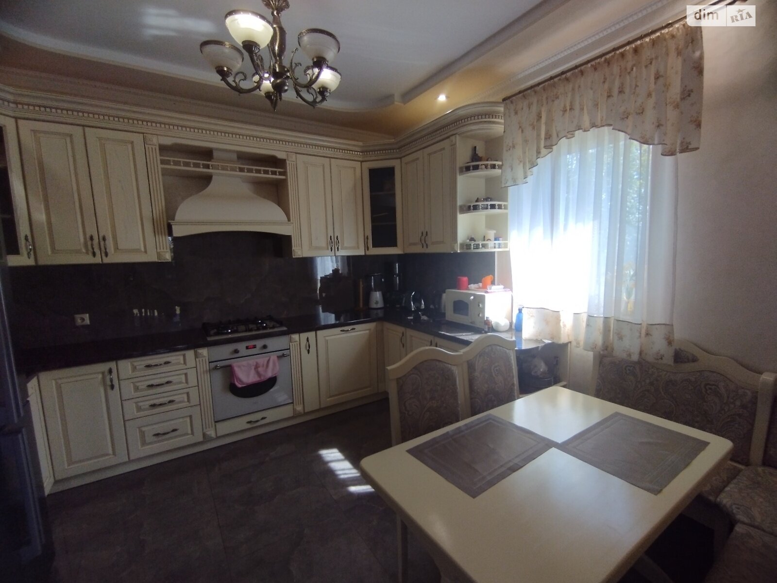 двоповерховий будинок з гаражем, 268 кв. м, цегла. Здається помісячно в Ужгороді фото 1 двоповерховий будинок з гаражем, 268 кв. м, цегла. Здається помісячно в Ужгороді фото 1