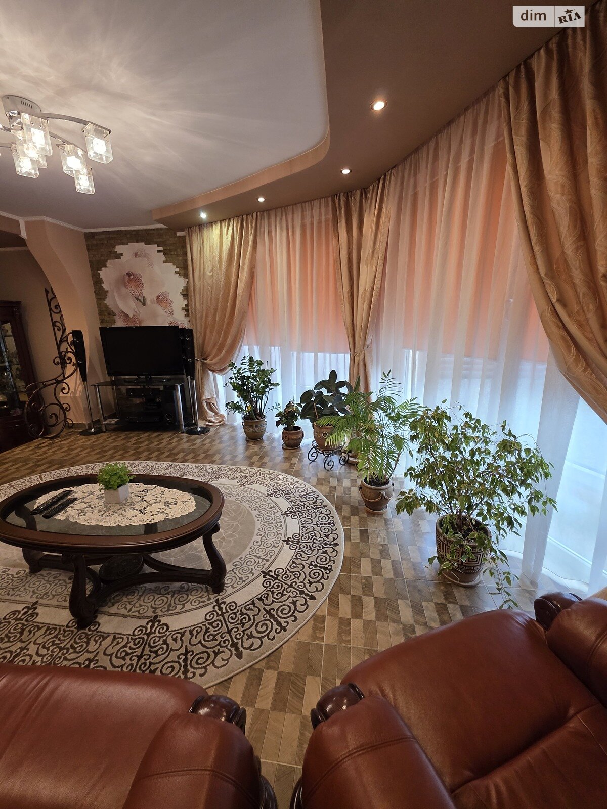 двухэтажный дом с верандой, 167 кв. м, кирпич. Сдается помесячно в Ужгороде, в районе Центр фото 1 двухэтажный дом с верандой, 167 кв. м, кирпич. Сдается помесячно в Ужгороде, в районе Центр фото 1