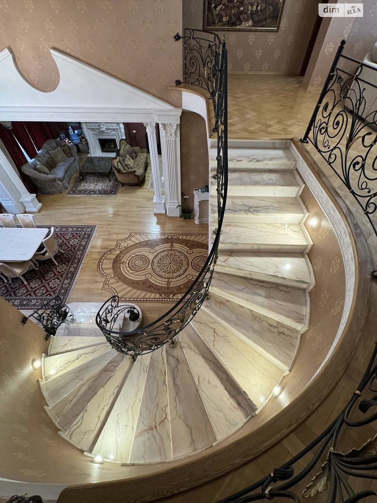 двоповерховий будинок з гаражем, 400 кв. м, цегла. Здається помісячно в Ужгороді, в районі Центр фото 1 двопроверховий будинок з гаражем, 400 кв. м, цегла. Здається помісячно в Ужгороді, в районі Центр фото 1