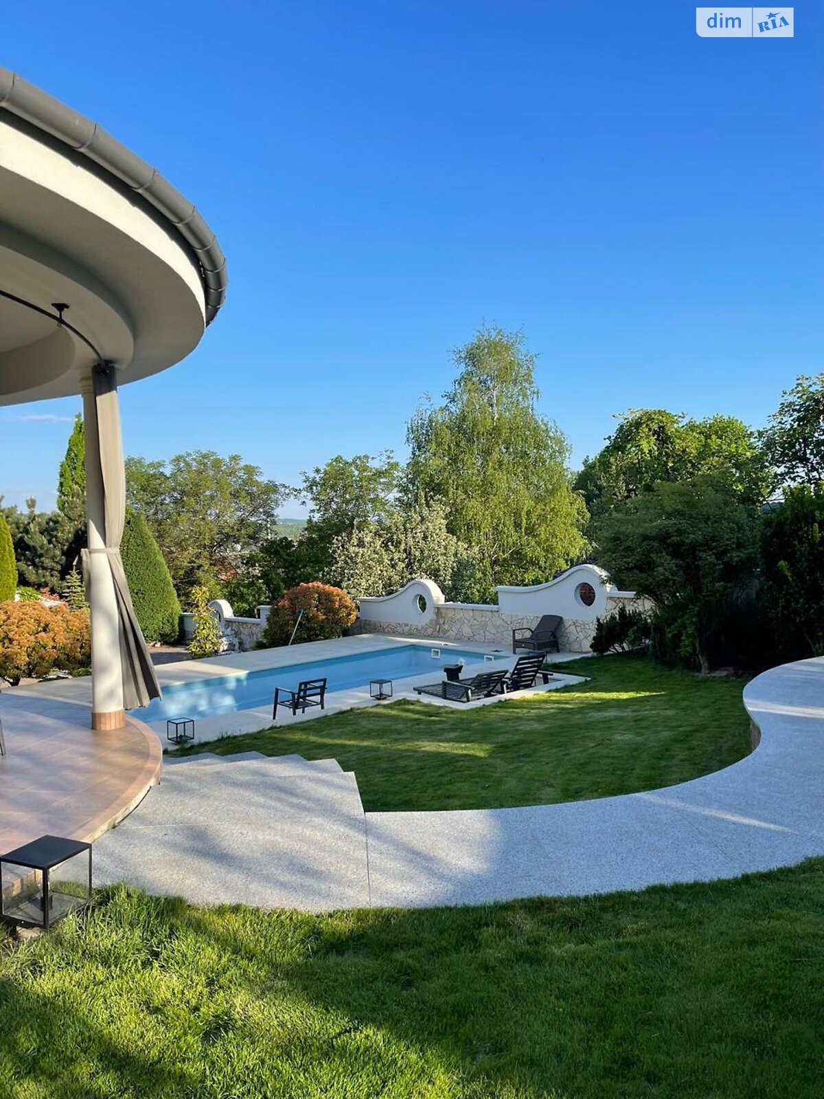 двоповерховий будинок з гаражем, 400 кв. м, цегла. Здається помісячно в Ужгороді, в районі Центр фото 1 двопроверховий будинок з гаражем, 400 кв. м, цегла. Здається помісячно в Ужгороді, в районі Центр фото 1