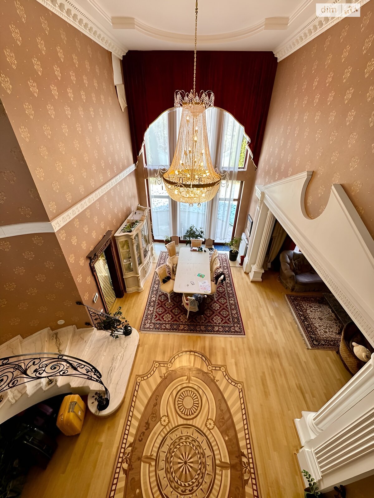 двоповерховий будинок з гаражем, 400 кв. м, цегла. Здається помісячно в Ужгороді, в районі Центр фото 1 двопроверховий будинок з гаражем, 400 кв. м, цегла. Здається помісячно в Ужгороді, в районі Центр фото 1