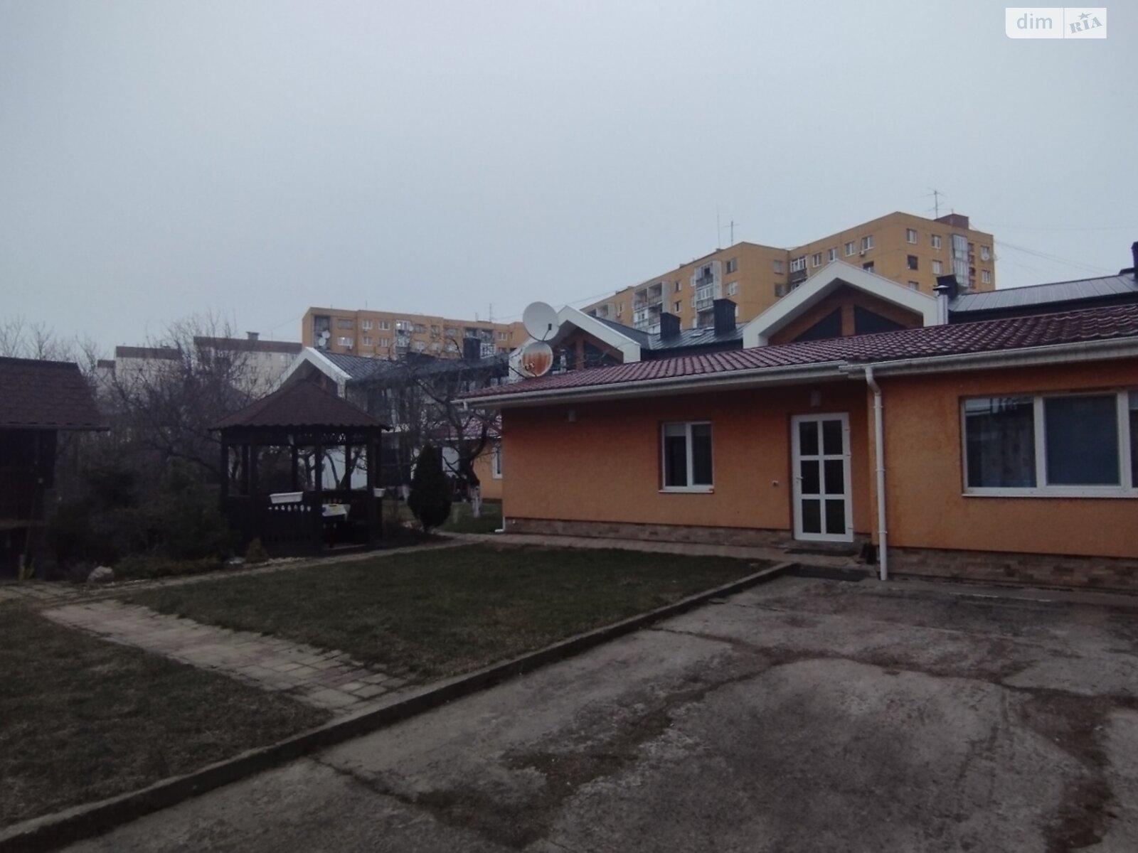 одноповерховий будинок, 110 кв. м, цегла. Здається помісячно в Ужгороді фото 1