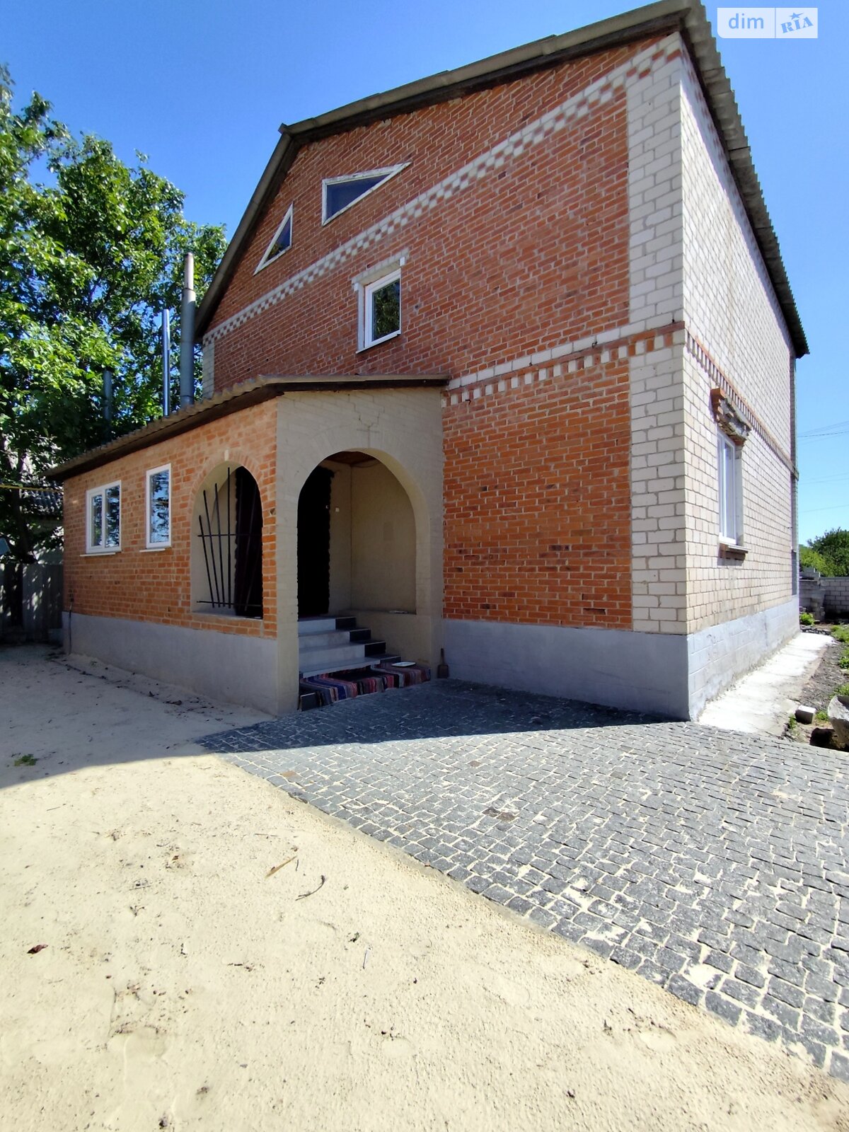 двухэтажный дом с балконом, 251.7 кв. м, кирпич. Сдается помесячно в Валках, в районе Валки фото 1