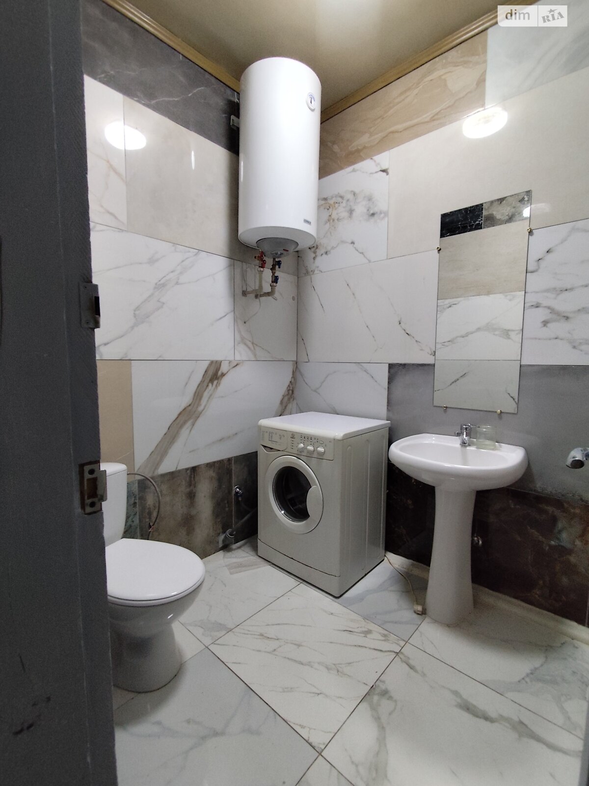 двухэтажный дом с балконом, 251.7 кв. м, кирпич. Сдается помесячно в Валках, в районе Валки фото 1