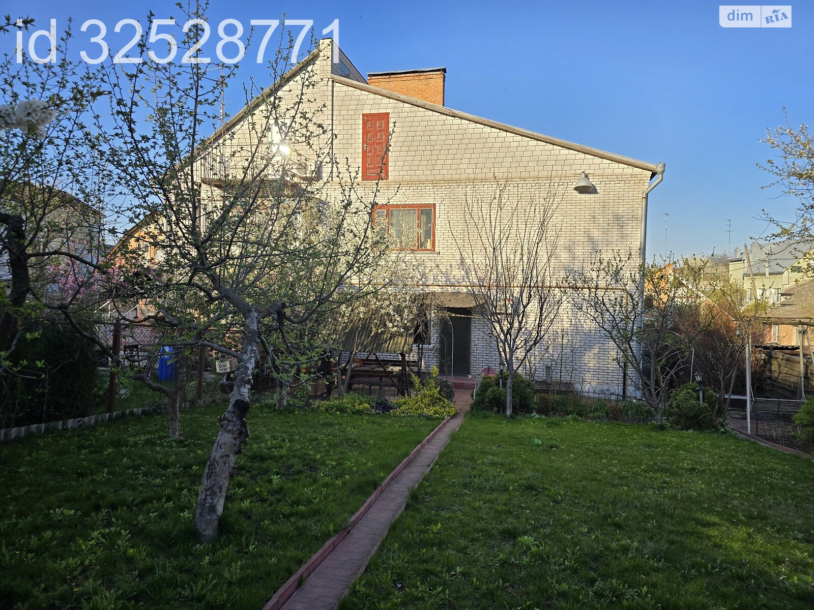 двухэтажный дом с верандой, 230 кв. м, кирпич. Сдается помесячно в Виннице, в районе Старый город фото 1 двухэтажный дом с верандой, 230 кв. м, кирпич. Сдается помесячно в Виннице, в районе Старый город фото 1