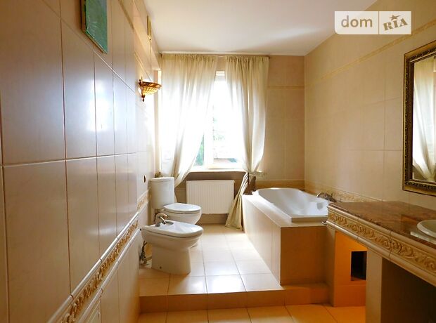 двухэтажный дом с балконом, 350 кв. м, кирпич. Сдается помесячно в Виннице, в районе Центр фото 1 двухэтажный дом с балконом, 350 кв. м, кирпич. Сдается помесячно в Виннице, в районе Центр фото 1