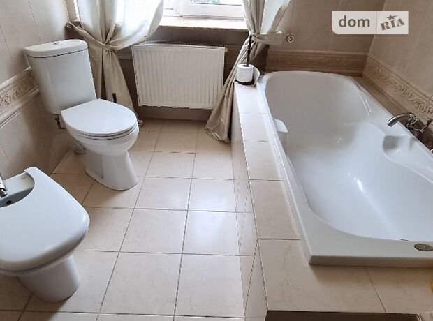 двухэтажный дом с камином, 300 кв. м, кирпич. Сдается помесячно в Виннице, в районе Центр фото 1 двухэтажный дом с камином, 300 кв. м, кирпич. Сдается помесячно в Виннице, в районе Центр фото 1