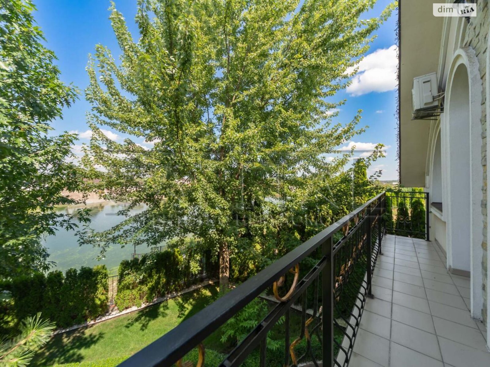 двухэтажный дом с верандой, 380 кв. м, кирпич. Сдается помесячно в Вишенки фото 1 двухэтажный дом с верандой, 380 кв. м, кирпич. Сдается помесячно в Вишенки фото 1