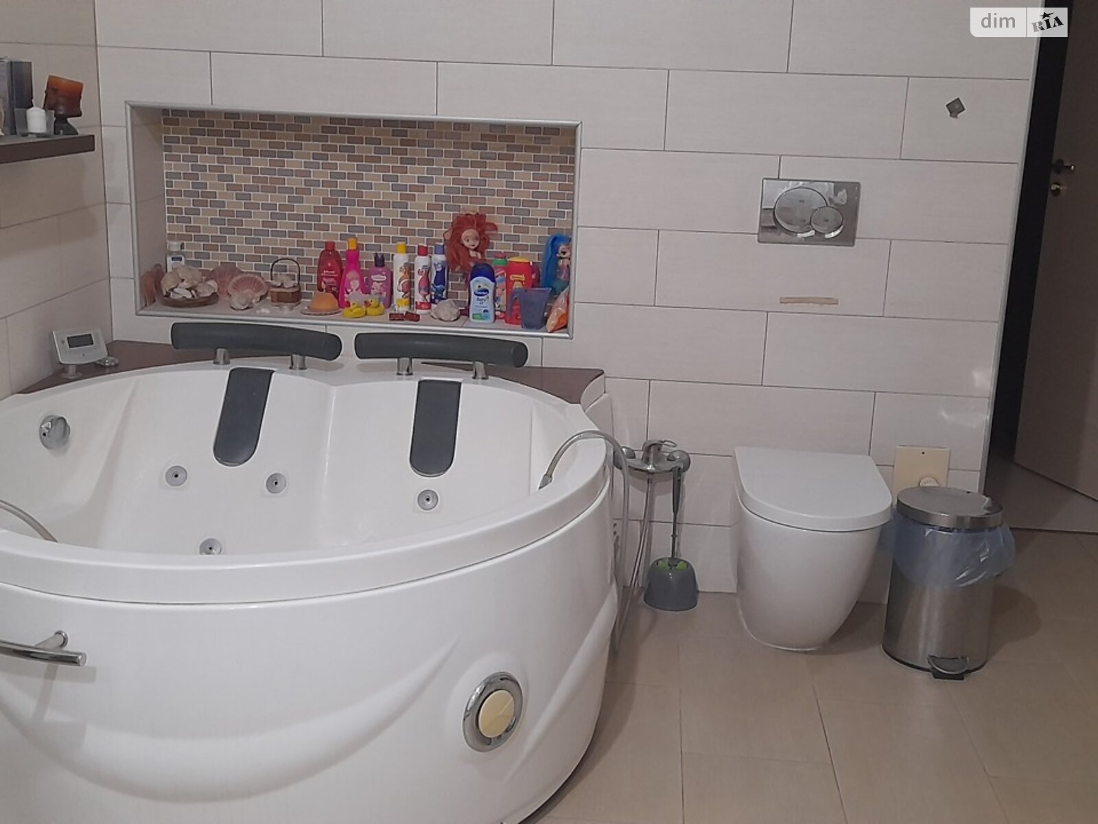 двухэтажный дом с верандой, 360 кв. м, кирпич. Сдается помесячно в Вольном фото 1 двухэтажный дом с верандой, 360 кв. м, кирпич. Сдается помесячно в Вольном фото 1