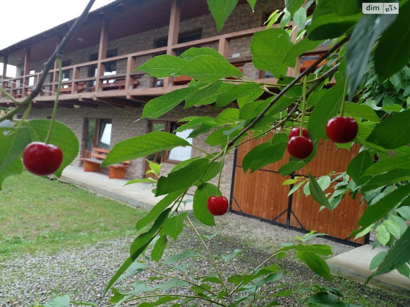 двопроверховий будинок з балконом, 250 кв. м, цегла. Здається помісячно в Воловці, в районі Воловець фото 1