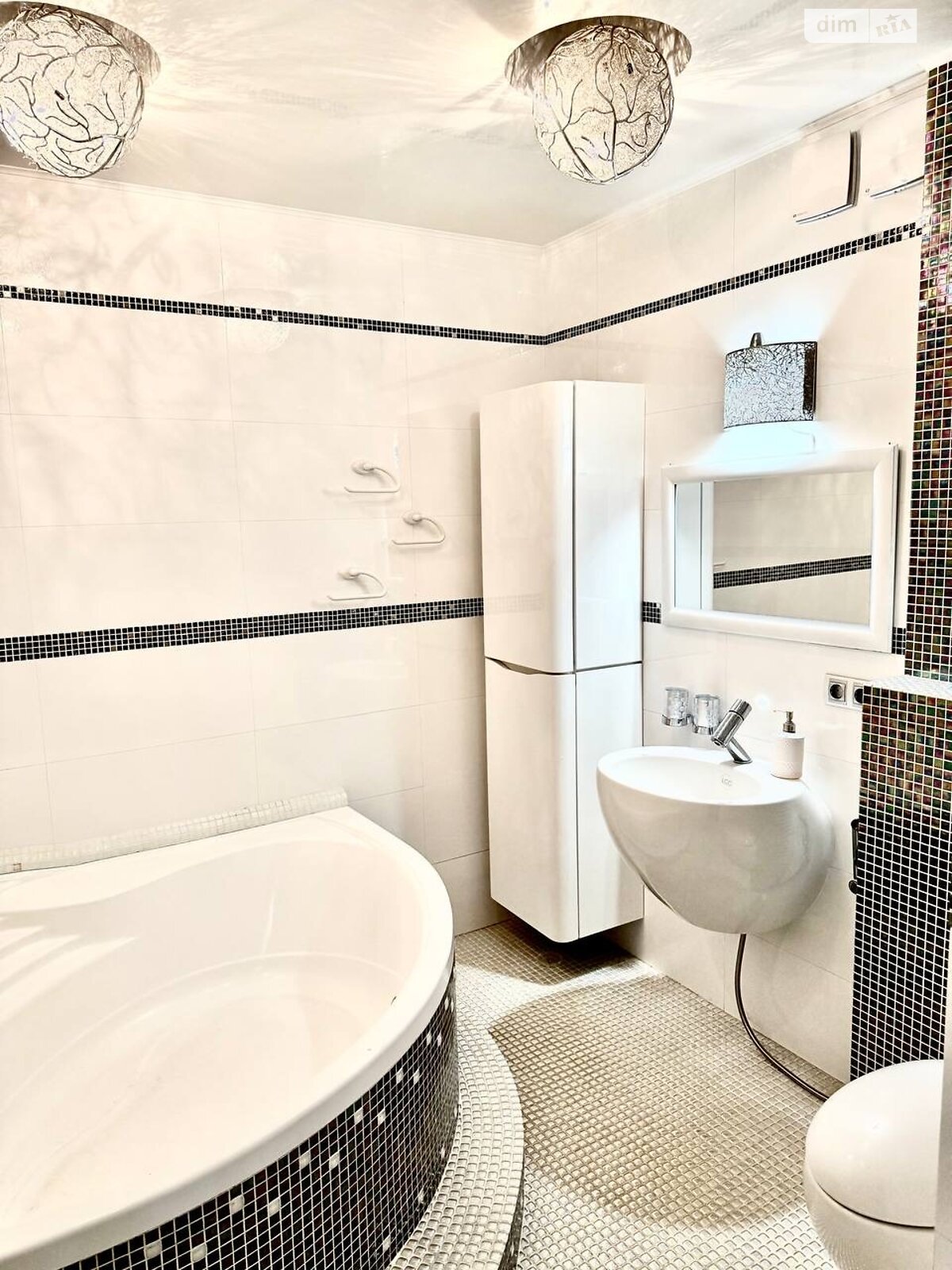 триповерховий будинок з гаражем, 350 кв. м, цегла. Здається помісячно в Ворзелі фото 1