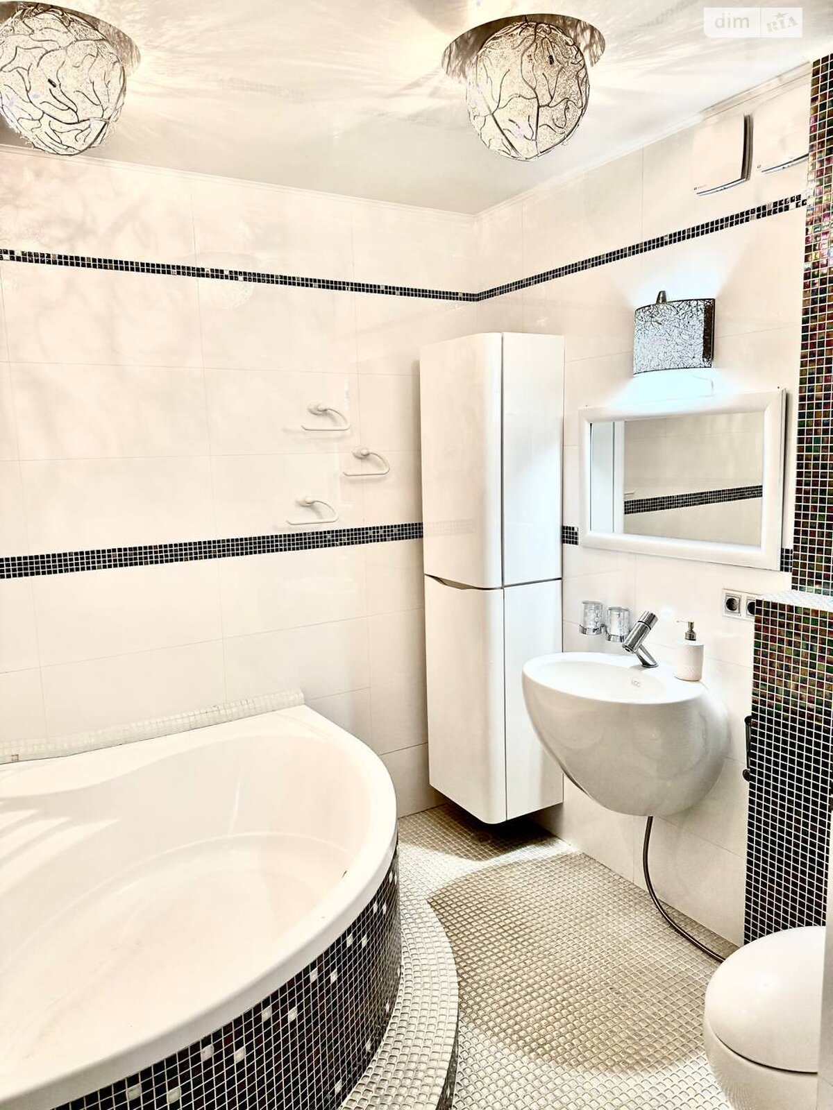 триповерховий будинок з гаражем, 350 кв. м, цегла. Здається помісячно в Ворзелі фото 1