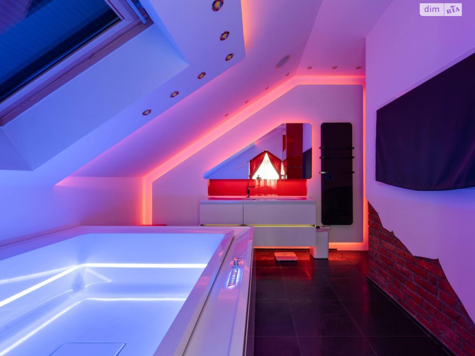 двухэтажный дом с балконом, 244 кв. м, кирпич. Сдается помесячно в Забырье фото 1