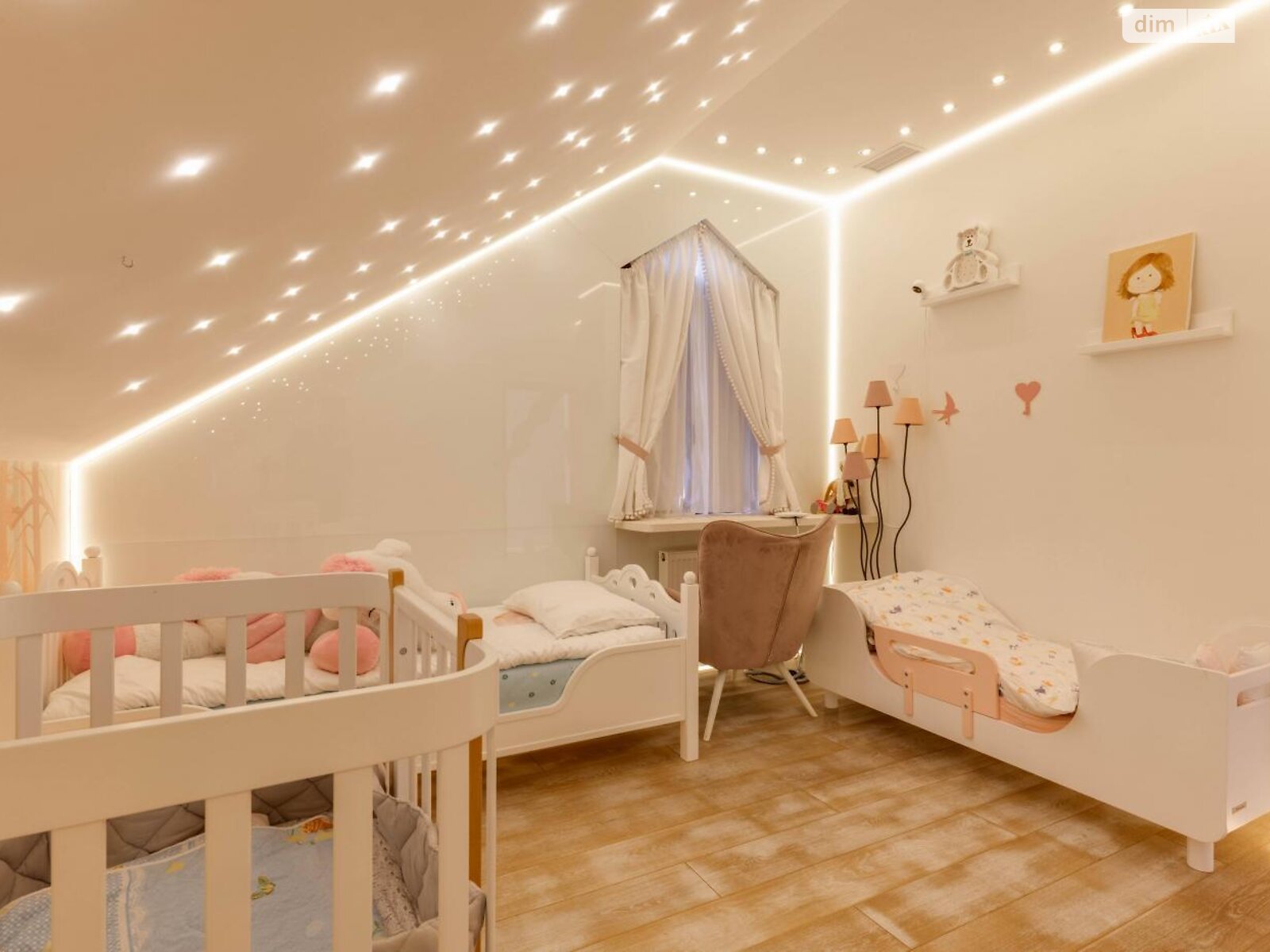 двухэтажный дом с балконом, 244 кв. м, кирпич. Сдается помесячно в Забырье фото 1