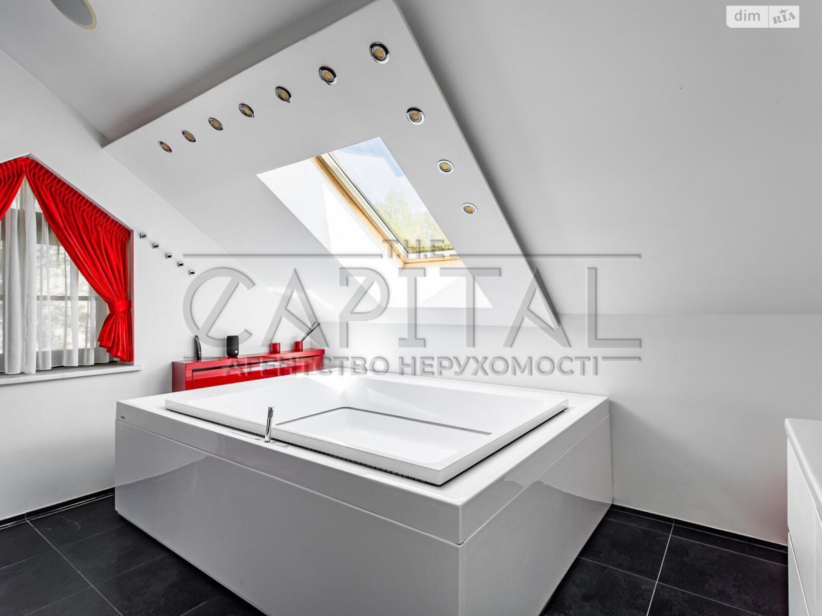 двухэтажный дом с балконом, 244 кв. м, кирпич. Сдается помесячно в Забырье фото 1