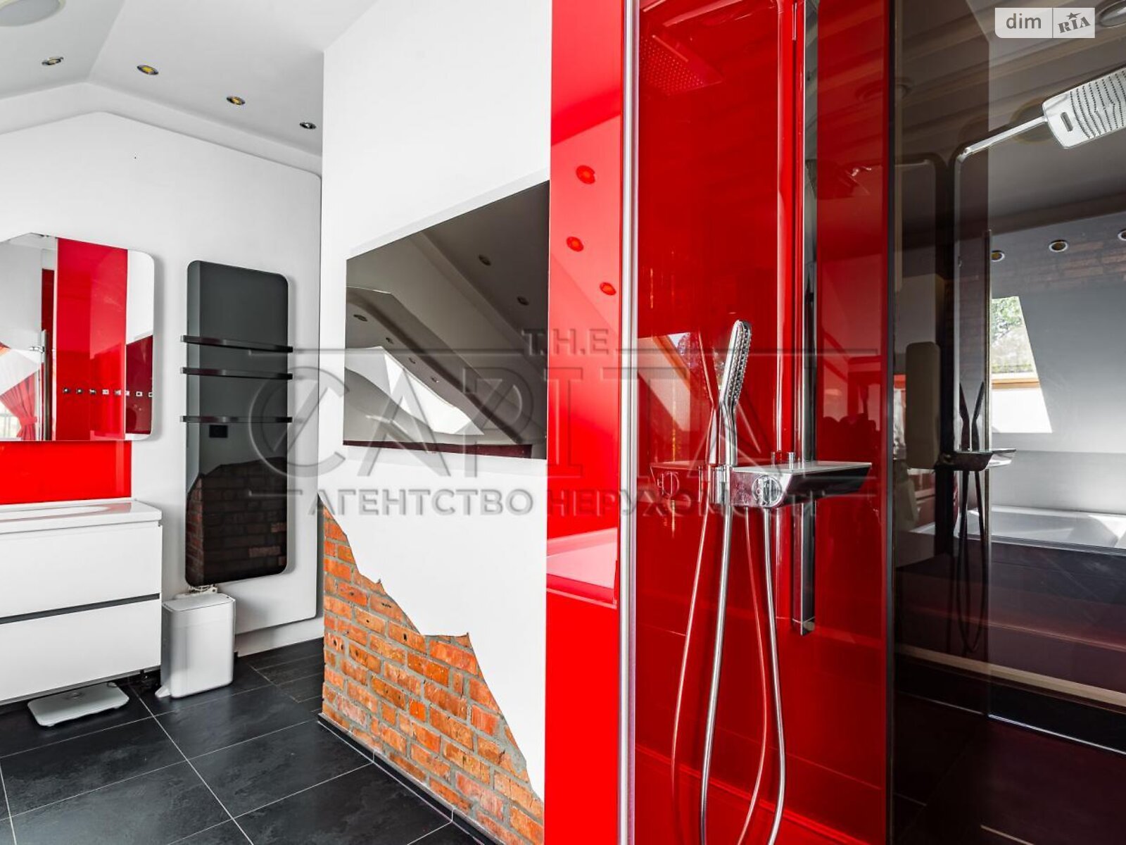 двухэтажный дом с балконом, 244 кв. м, кирпич. Сдается помесячно в Забырье фото 1