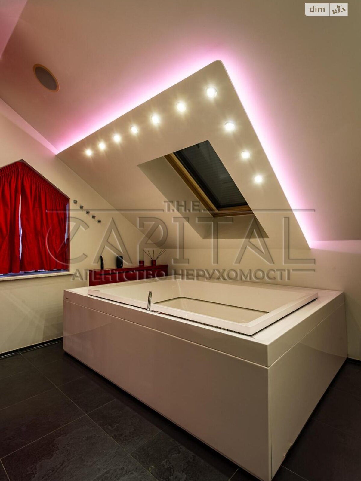 двухэтажный дом с балконом, 244 кв. м, кирпич. Сдается помесячно в Забырье фото 1