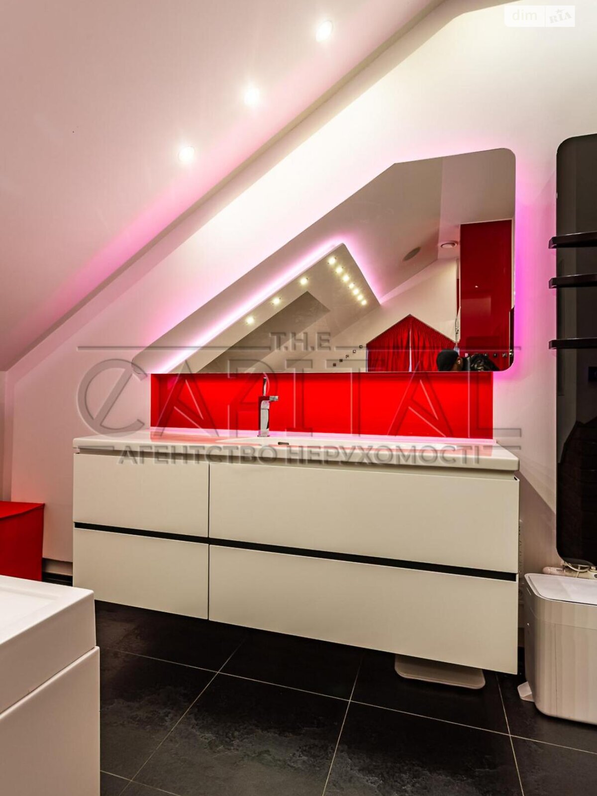 двухэтажный дом с балконом, 244 кв. м, кирпич. Сдается помесячно в Забырье фото 1