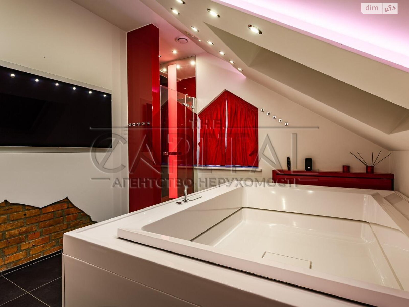 двухэтажный дом с балконом, 244 кв. м, кирпич. Сдается помесячно в Забырье фото 1