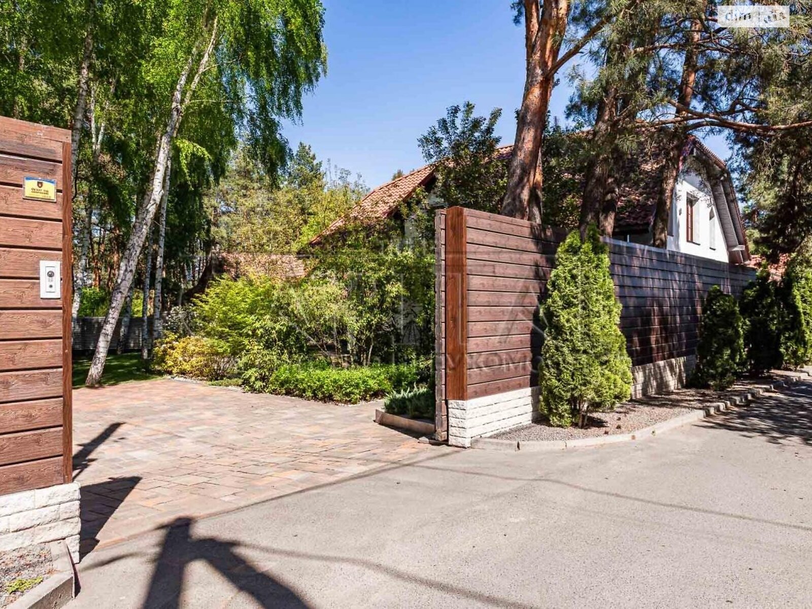 двухэтажный дом с балконом, 244 кв. м, кирпич. Сдается помесячно в Забырье фото 1