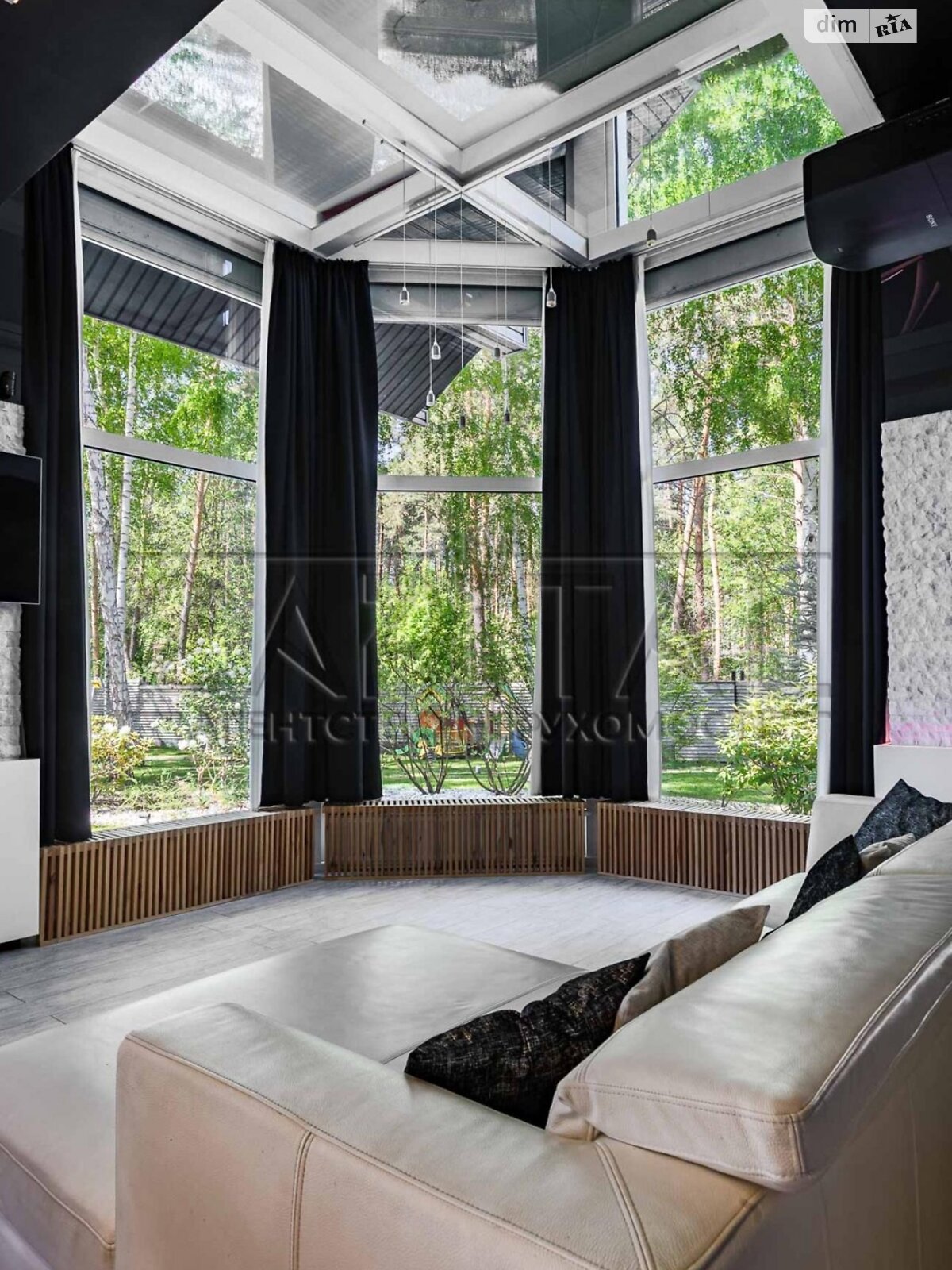 двухэтажный дом с балконом, 244 кв. м, кирпич. Сдается помесячно в Забырье фото 1