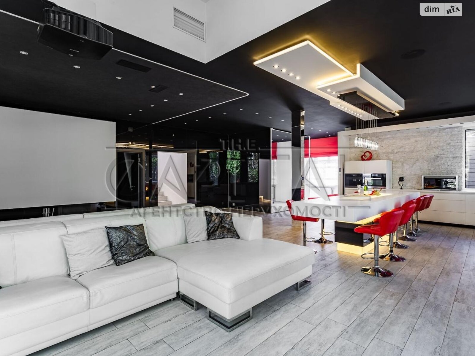 двухэтажный дом с балконом, 244 кв. м, кирпич. Сдается помесячно в Забырье фото 1