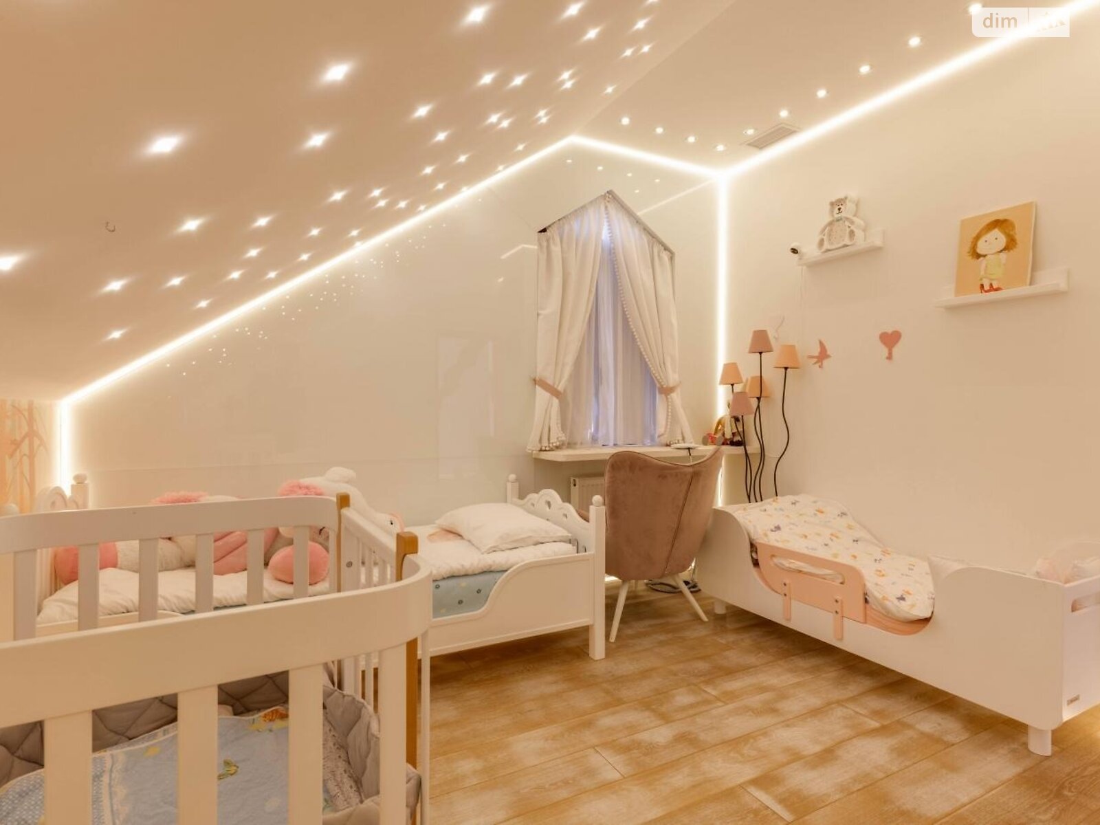 двухэтажный дом с балконом, 244 кв. м, кирпич. Сдается помесячно в Забырье фото 1