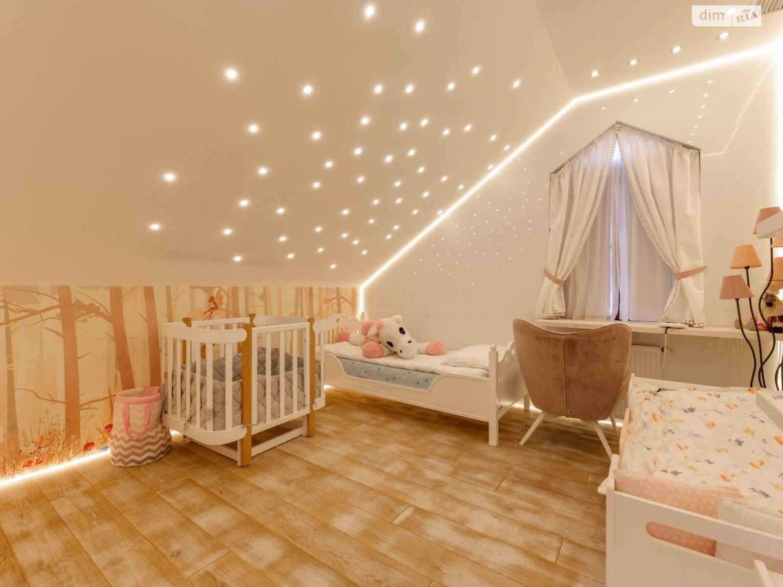 двухэтажный дом с балконом, 244 кв. м, кирпич. Сдается помесячно в Забырье фото 1