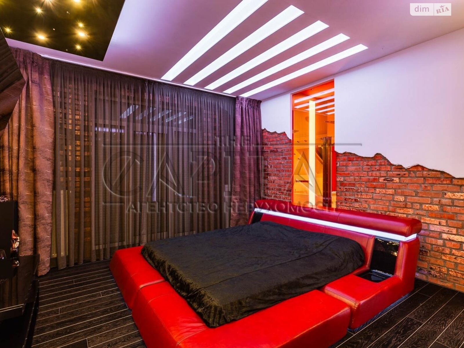 двухэтажный дом с балконом, 244 кв. м, кирпич. Сдается помесячно в Забырье фото 1