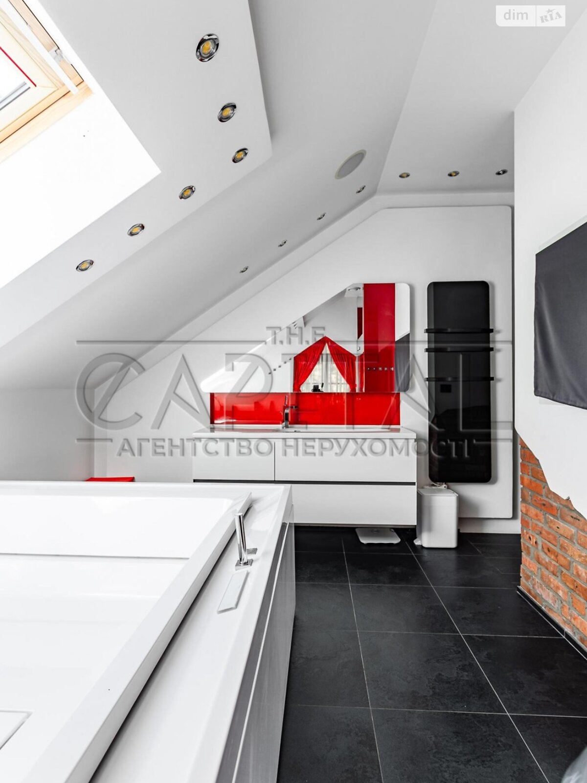 двухэтажный дом с балконом, 244 кв. м, кирпич. Сдается помесячно в Забырье фото 1