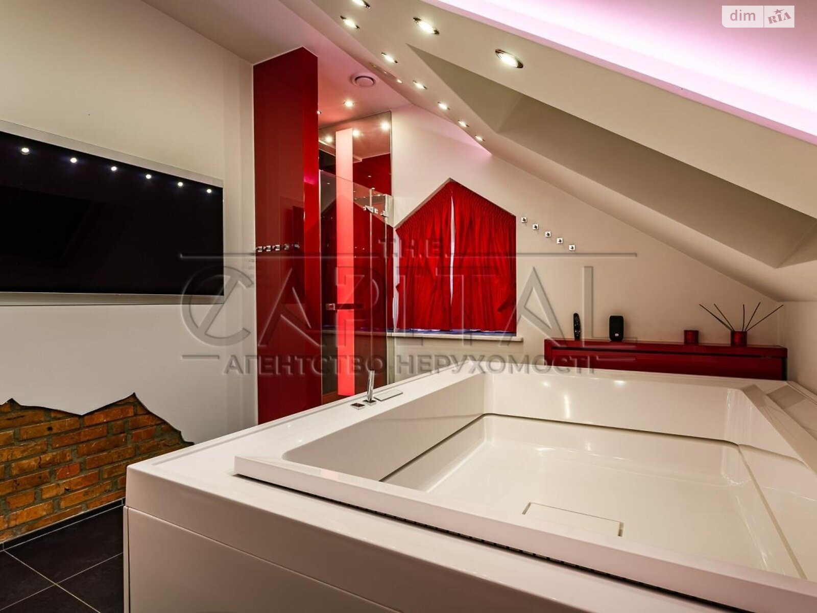 двухэтажный дом с балконом, 244 кв. м, кирпич. Сдается помесячно в Забырье фото 1