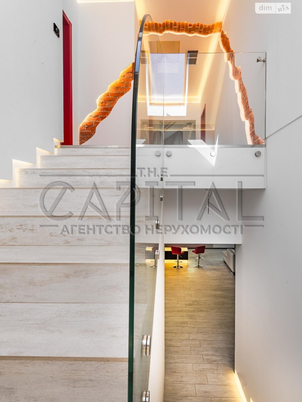 двухэтажный дом с балконом, 244 кв. м, кирпич. Сдается помесячно в Забырье фото 1