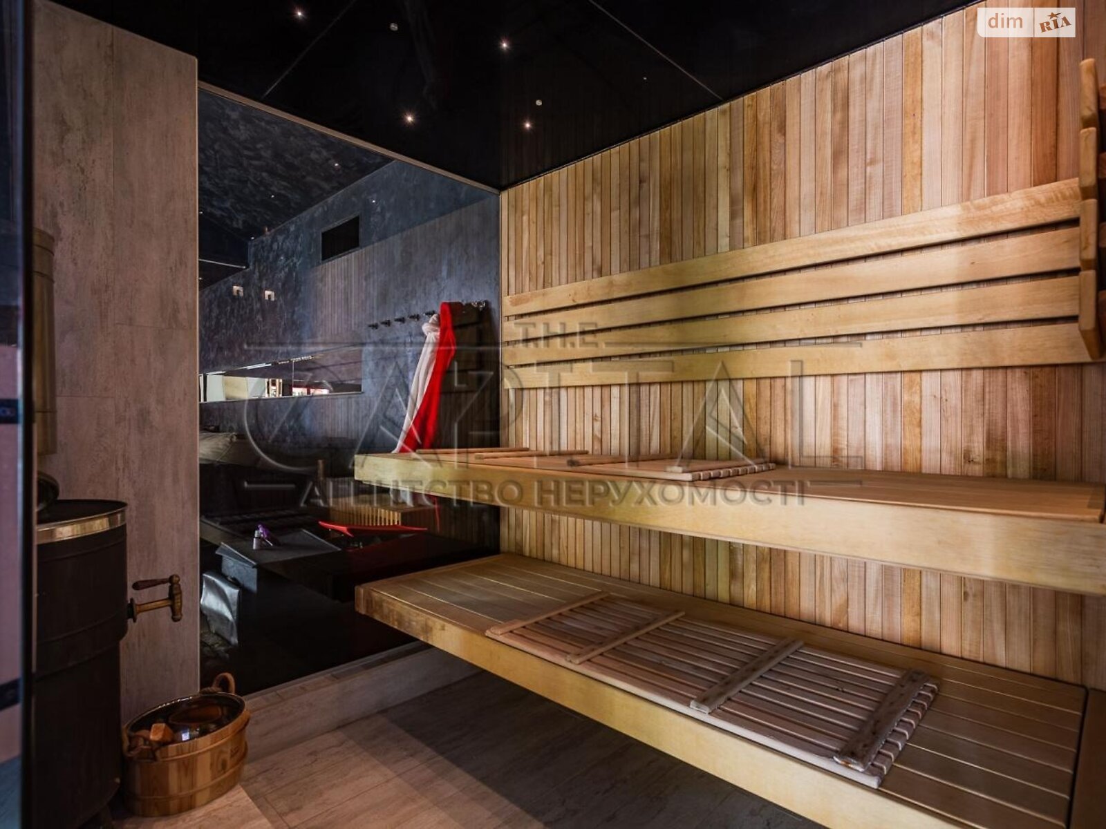 двухэтажный дом с балконом, 244 кв. м, кирпич. Сдается помесячно в Забырье фото 1