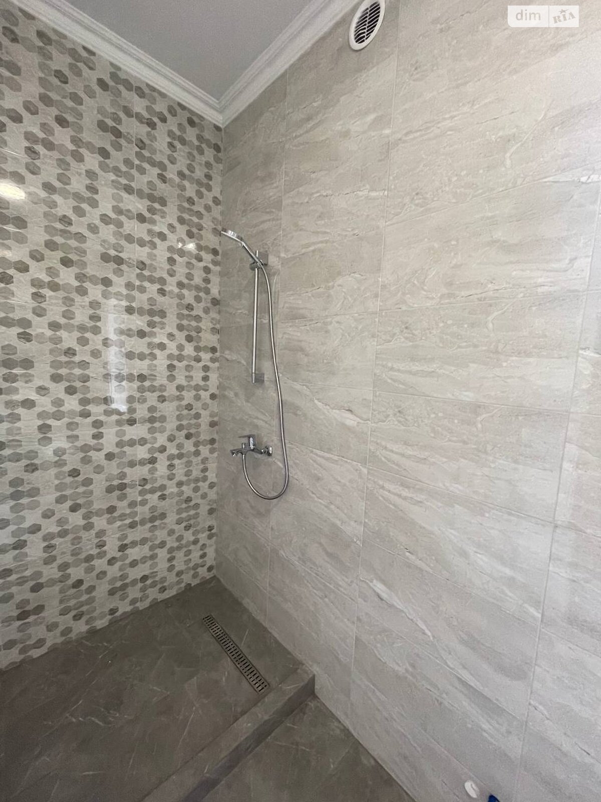 трехэтажный дом с гаражом, 360 кв. м, кирпич. Сдается помесячно в Зимней Воде фото 1 трехэтажный дом с гаражом, 360 кв. м, кирпич. Сдается помесячно в Зимней Воде фото 1