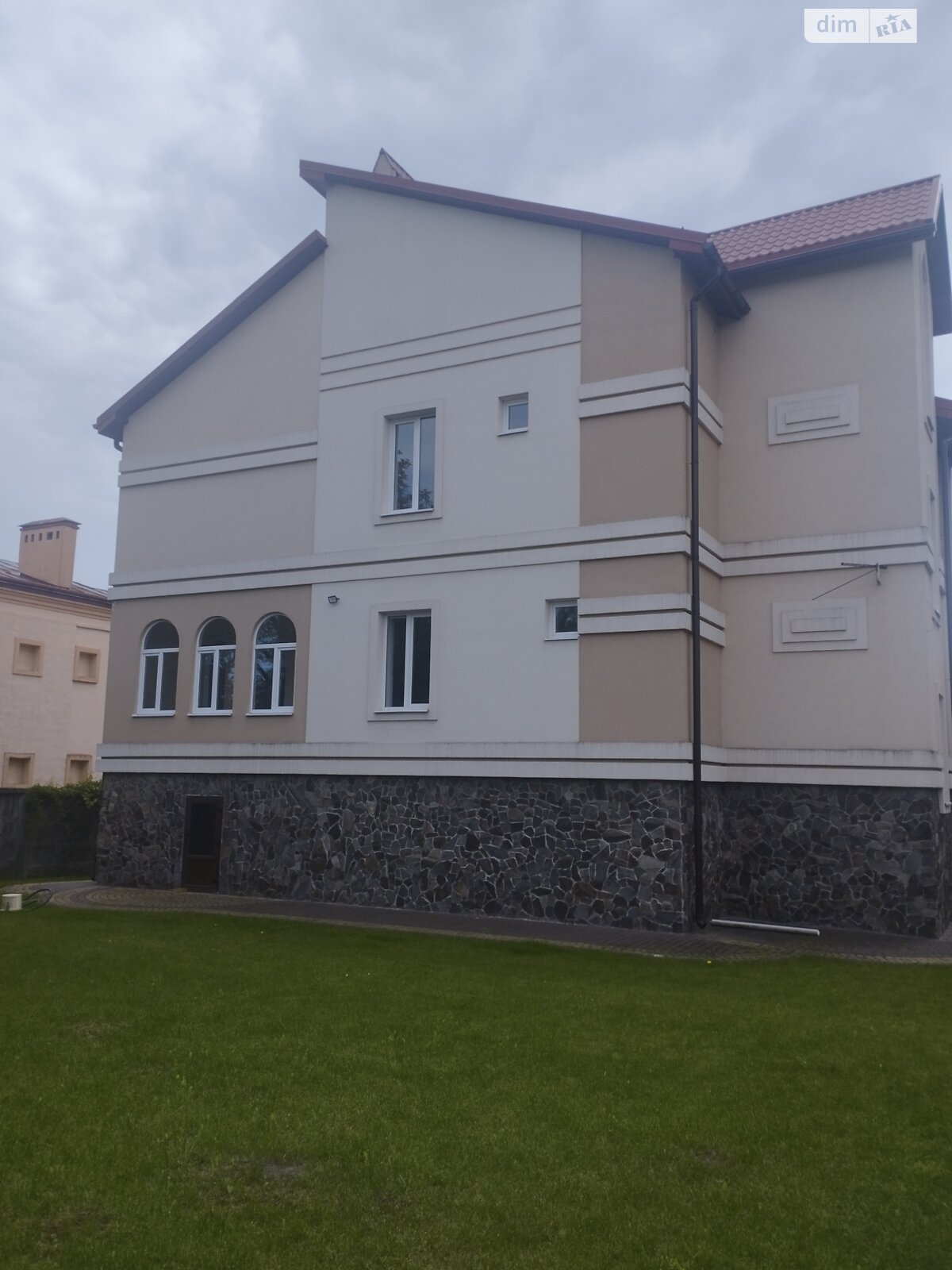 двухэтажный дом с балконом, 372.9 кв. м, кирпич. Сдается помесячно в Зымна Вода фото 1 двухэтажный дом с балконом, 372.9 кв. м, кирпич. Сдается помесячно в Зымна Вода фото 1