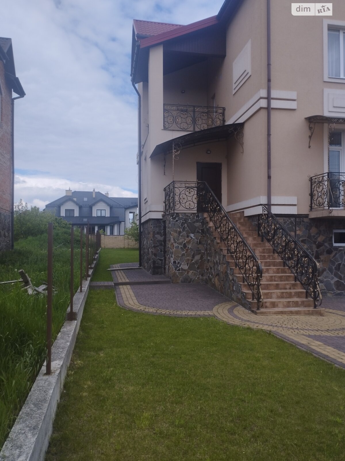 двухэтажный дом с балконом, 372.9 кв. м, кирпич. Сдается помесячно в Зымна Вода фото 1 двухэтажный дом с балконом, 372.9 кв. м, кирпич. Сдается помесячно в Зымна Вода фото 1