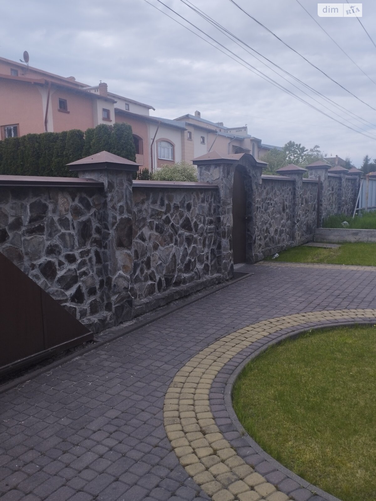 двухэтажный дом с балконом, 372.9 кв. м, кирпич. Сдается помесячно в Зымна Вода фото 1 двухэтажный дом с балконом, 372.9 кв. м, кирпич. Сдается помесячно в Зымна Вода фото 1