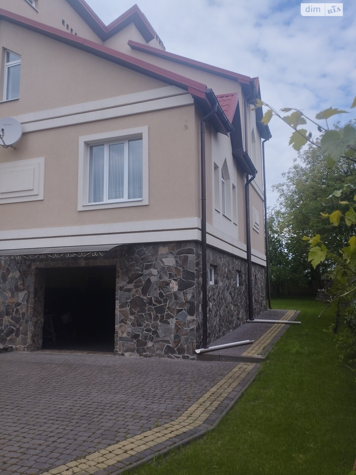 двухэтажный дом с балконом, 372.9 кв. м, кирпич. Сдается помесячно в Зымна Вода фото 1 двухэтажный дом с балконом, 372.9 кв. м, кирпич. Сдается помесячно в Зымна Вода фото 1