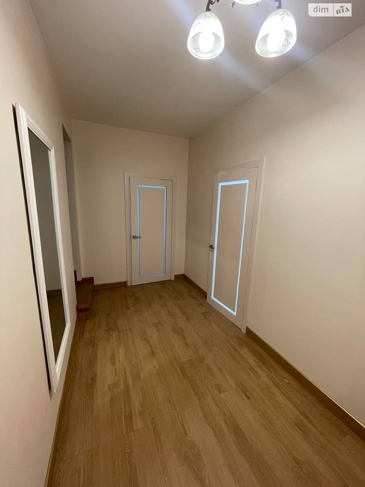 трехэтажный дом с гаражом, 360 кв. м, кирпич. Сдается помесячно в Зымна Вода фото 1 трехэтажный дом с гаражом, 360 кв. м, кирпич. Сдается помесячно в Зымна Вода фото 1