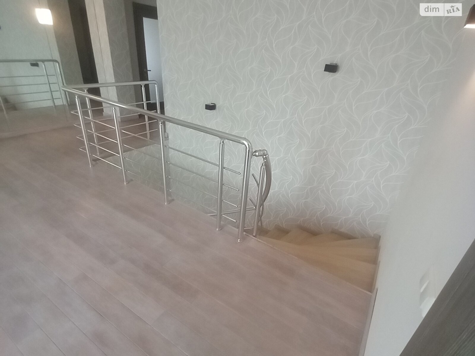 двухэтажный дуплекс, 365 кв. м, кирпич. Сдается помесячно в Черновцах, в районе Шевченковский фото 1 двухэтажный дуплекс, 365 кв. м, кирпич. Сдается помесячно в Черновцах, в районе Шевченковский фото 1
