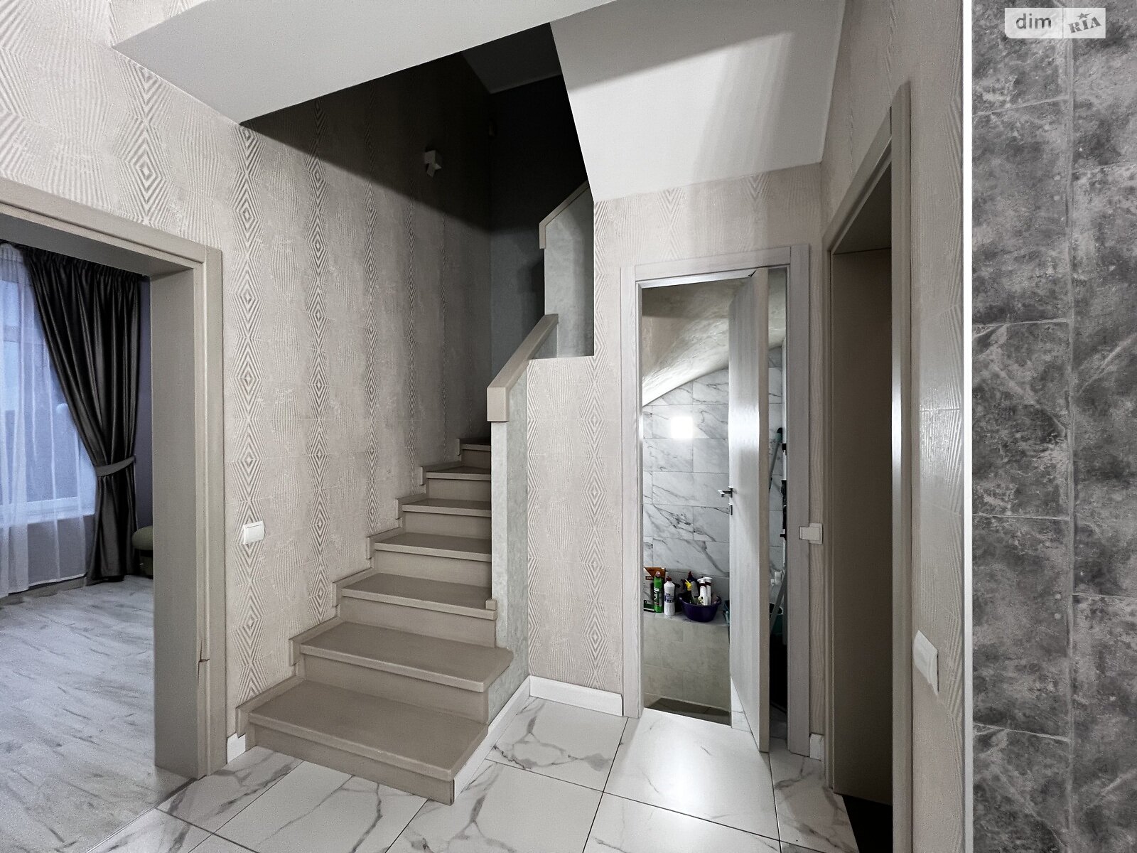 трехэтажный дуплекс, 180 кв. м, кирпич. Сдается помесячно в Ирпене, в районе Ирпень фото 1 трехэтажный дуплекс, 180 кв. м, кирпич. Сдается помесячно в Ирпене, в районе Ирпень фото 1