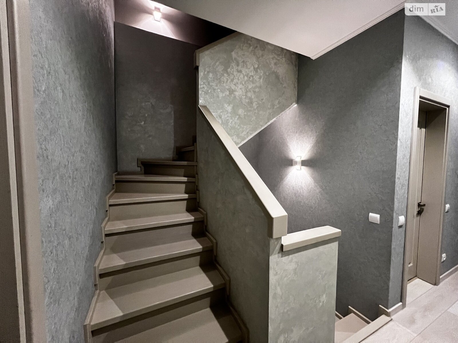 трехэтажный дуплекс, 180 кв. м, кирпич. Сдается помесячно в Ирпене, в районе Ирпень фото 1 трехэтажный дуплекс, 180 кв. м, кирпич. Сдается помесячно в Ирпене, в районе Ирпень фото 1