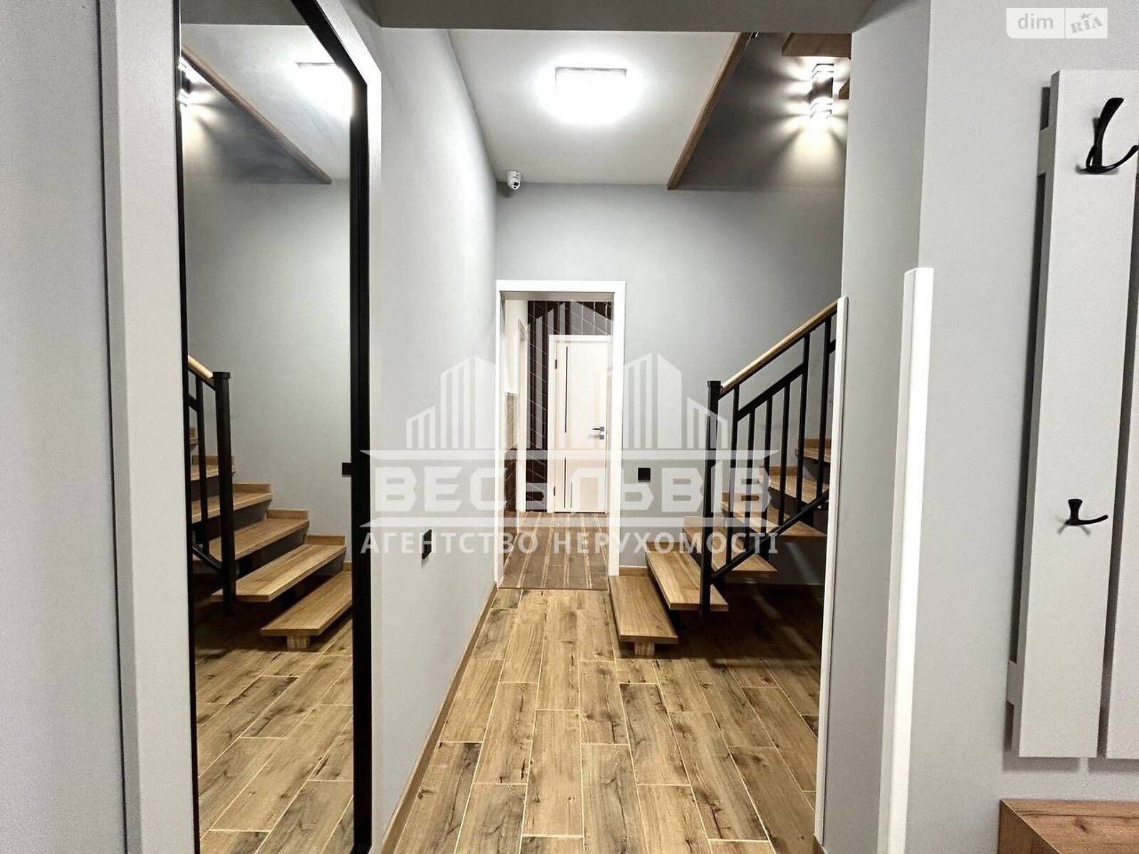 триповерховий дуплекс, 150 кв. м, цегла. Здається помісячно в Сокільниках фото 1 триповерховий дуплекс, 150 кв. м, цегла. Здається помісячно в Сокільниках фото 1