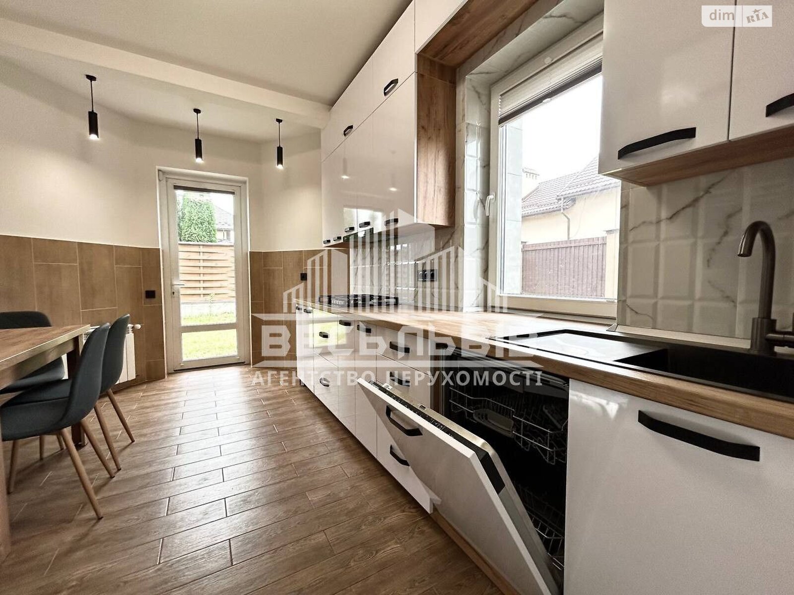 триповерховий дуплекс, 150 кв. м, цегла. Здається помісячно в Сокільниках фото 1 триповерховий дуплекс, 150 кв. м, цегла. Здається помісячно в Сокільниках фото 1